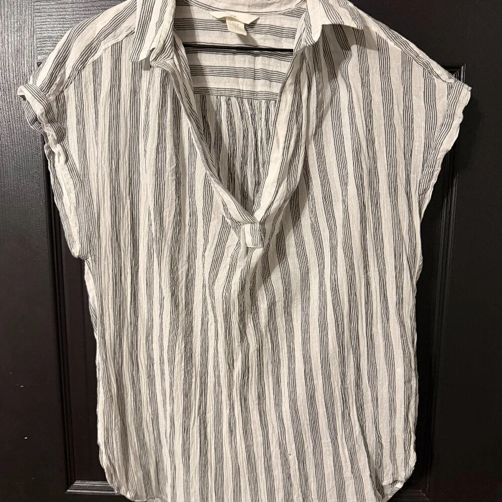 Womens H&M Vneck Blouse Light Gauzy Knit White Black Medium - Picture 1 of 5